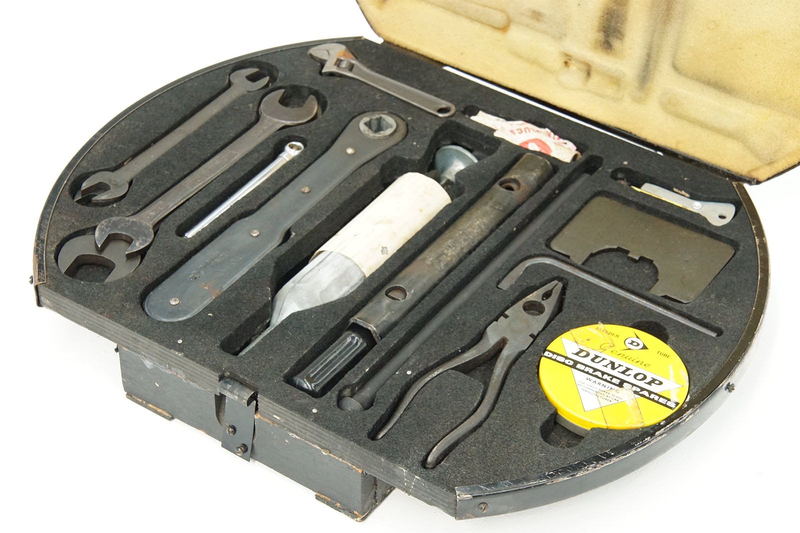tool-kit-jaguar-mk2-in-wheel-complete-tool-kit-from-the-ian-cummins-collection1.jpg