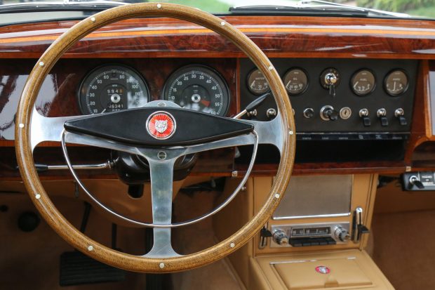 1966_jaguar_mark_ii_saloon_Steerig Wheel.jpg