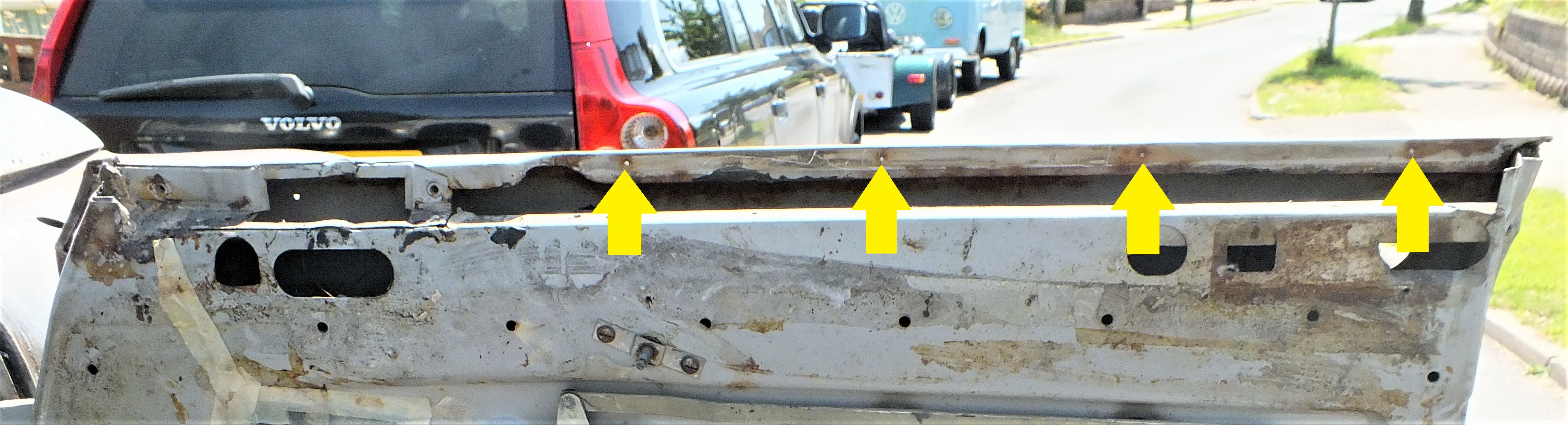 Location of the rivets that have to be removed
