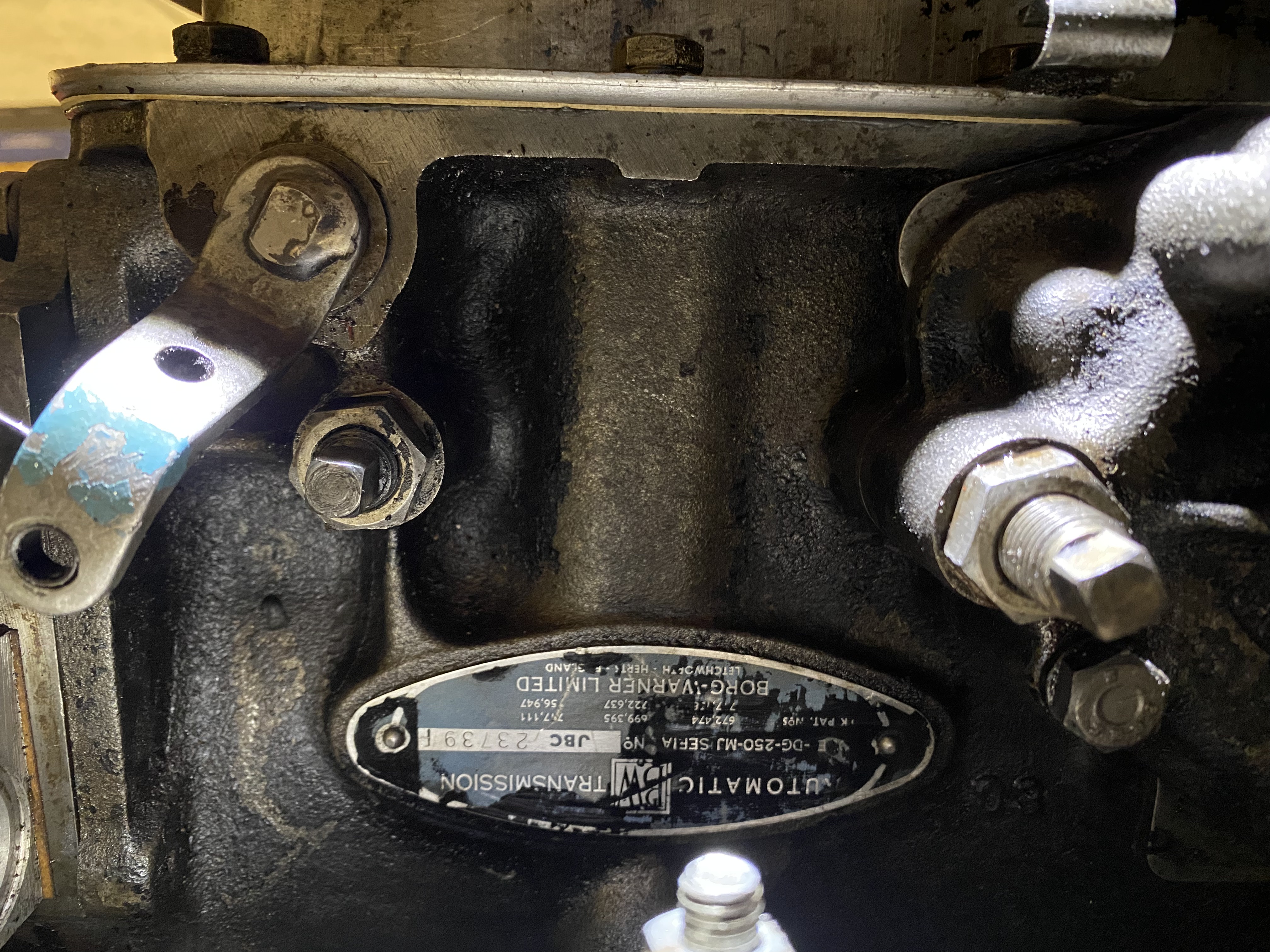 left side of DG250, gear selector arm at right