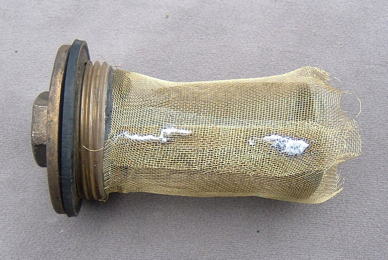 Tank drain plug screen #1.JPG